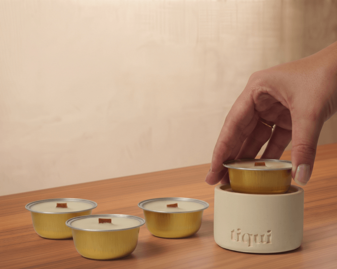 Um kit Tiqui: um castiçal e velas em cápsula.
